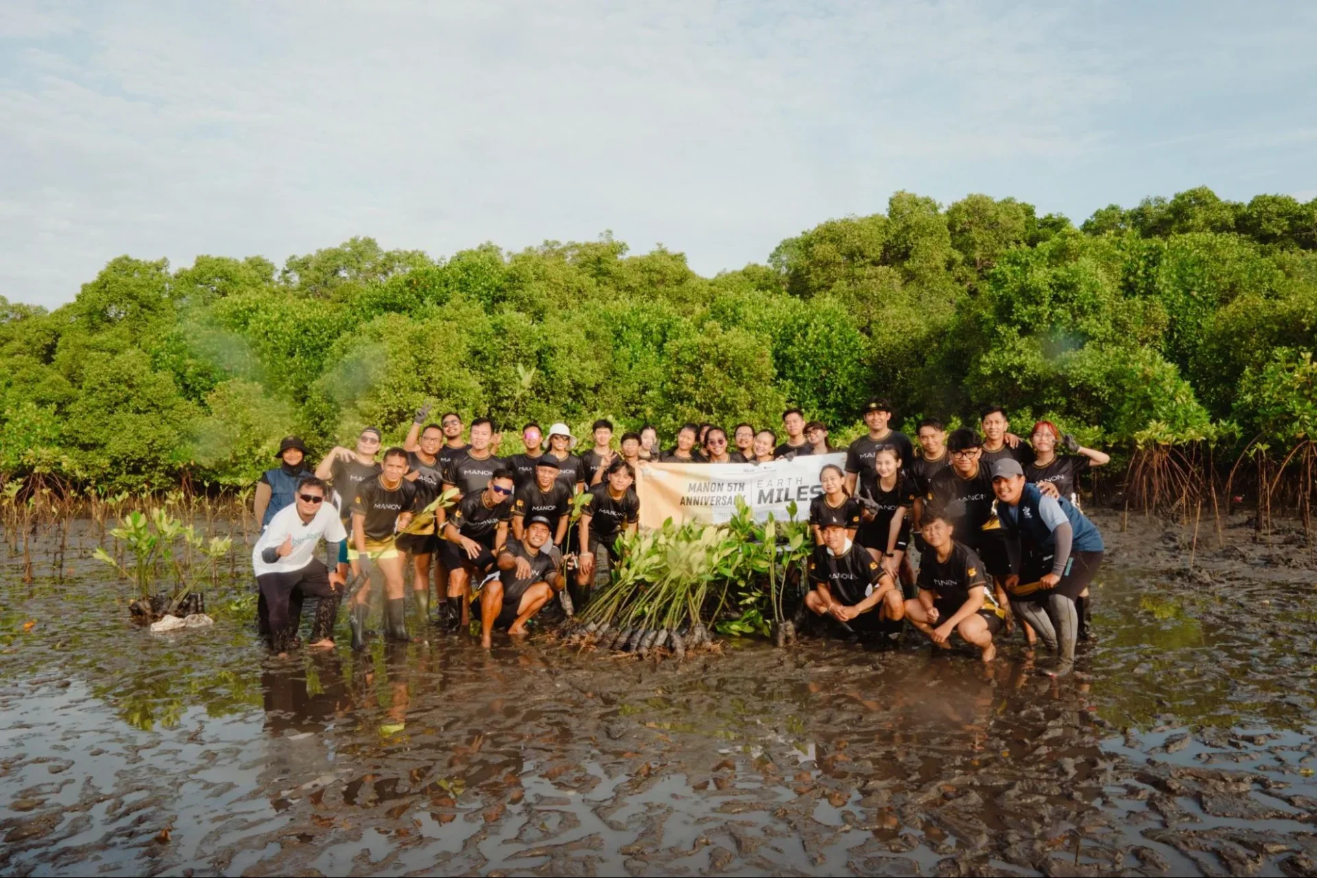 volunteers posing with mangrove seedlings